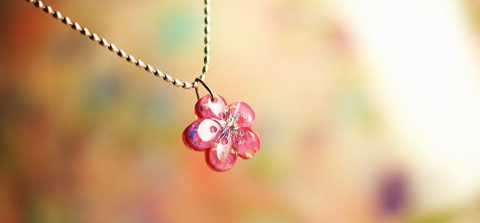 ラフォルム ガラスジュエリー ガラスアクセサリー 早春の一輪花 優しいピンクの色合いと一輪の梅の花のフォルムの春らしくかわいらしいペンダントです。胸元を華やかに飾ります。