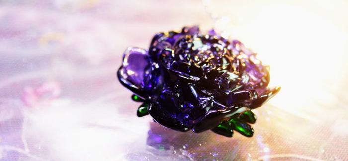 ラフォルム ガラスジュエリー ガラスアクセサリー 華牡丹 ～ 思い出 ～ 咲き誇る華やかな大輪の「牡丹」をイメージしたネックレスです。青紫の透明色を使用しておりますので、光を透過させると、とてもきれいな紫色の表情を見せてくれます。花びら一枚一枚を丁…