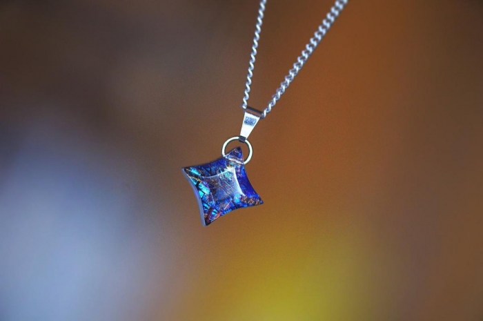 ラフォルム ガラスジュエリー ガラスアクセサリー Diamond blue star ～ Jewel ～ ―― 青き星、胸元に宿るひとしずく。星のように美しくカットされた、透明感あるブルーのガラスに、角度によってさまざまに煌く輝きを閉じ込めた、世界…