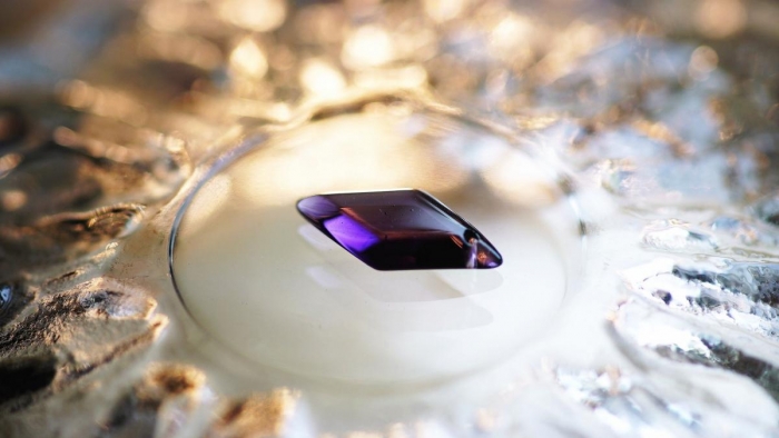 ラフォルム ガラスジュエリー ガラスアクセサリー Grape Rhombus 厚みを抑えサイドカットを施したスタイリッシュな小ぶりのひし形ルース。やや淡く透明感のあるライトグレープの色味が素敵な1点もののトップに仕上がっております。ぜひ末永くご愛用…