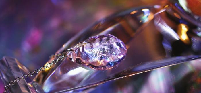 ラフォルム ガラスジュエリー ガラスアクセサリー Ice drop ～ ROSE ～ 氷のかけらのような細かなアイスロック加工を施した、ドロップタイプネックレスです。内部には美しいレインボーラメが輝きます。淡いピンク系ととてもマッチした素敵な作品で…