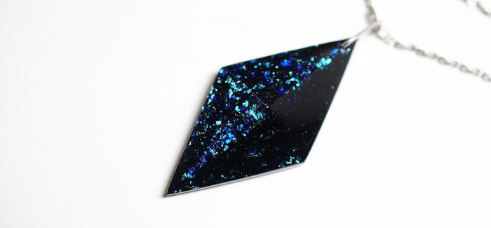 ラフォルム ガラスジュエリー ガラスアクセサリー BLUE PLANET DIAMOND ～ Large universe ～ 果てしなく広がる大宇宙には数え切れない無数の星々が輝きます。濃紺の中に青く輝くアベンチュリンブルーの煌きはまるで満天の星…