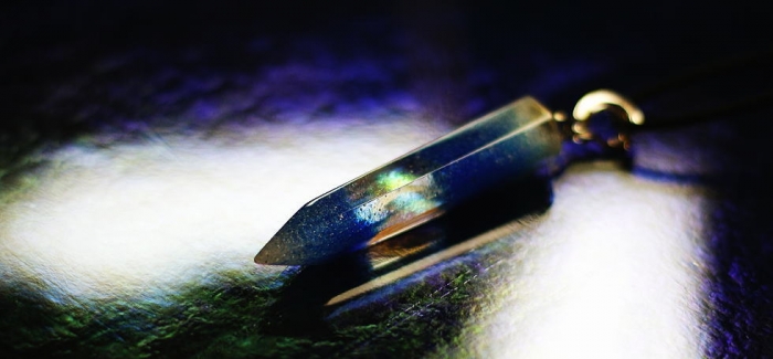 ラフォルム ガラスジュエリー ガラスアクセサリー SPARK CRYSTAL ガラスの神秘的なクリスタル(水晶)のフォルム内部には、ダイクロ偏光ガラスを閉じ込めた美しい一点の煌き。ブルーの濃淡のグラデーションと共に、存在感のあるペンダントに仕上がり…