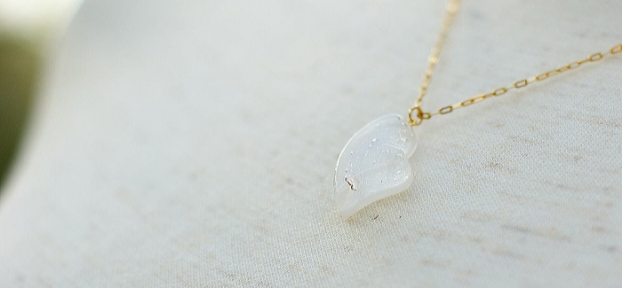 ラフォルム ガラスジュエリー ガラスアクセサリー Pure White heart 雫のような不定形のハートのペンダントです。ホワイトをベースにゴールドの美しい輝きをクリアーで包んでいます。とても爽やかなハートは、白い服にとてもお似合いです。素敵な…