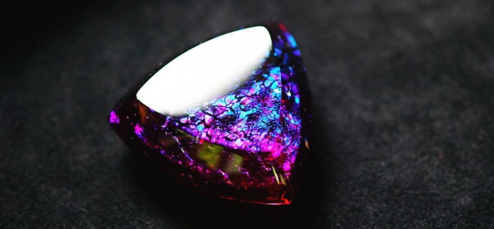 ラフォルム ガラスジュエリー ガラスアクセサリー INFINITY JEWEL UNIVERSE 最高級の美しい色合いと煌き、そして存在感や重量感を併せ持った、世界にひとつのオリジナルオブジェが完成いたしました。丸みを持たせた正三角形のピック型のフ…
