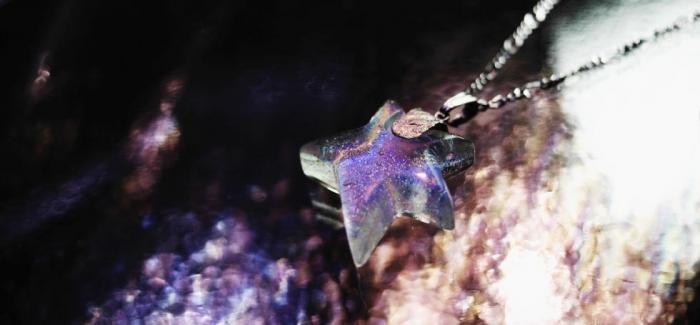 ラフォルム ガラスジュエリー ガラスアクセサリー 真冬のShootingStar ～ 魅惑の星 ～ 不規則な星型のフォルムです。クリアーをベースに2種類のガラスの王様と呼ばれているダイクロ偏光ガラスを全面に施しました。見る角度や光の当たり方で様々な…
