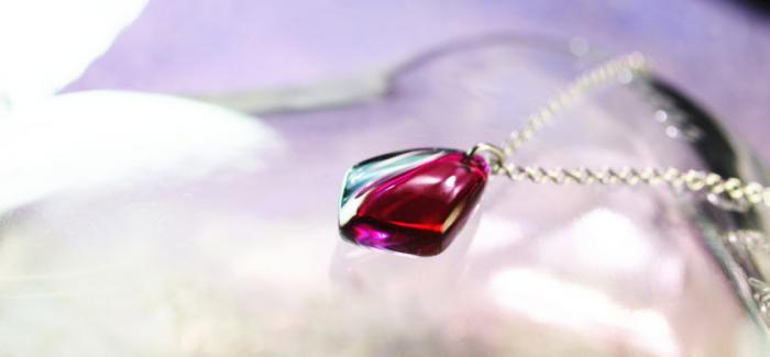 ラフォルム ガラスジュエリー ガラスアクセサリー Winter cherry blossom ～ Charm ～ 「Winter cherry blossom」をベースにお作りしたネックレスです。ライトアクアマリンブルーと、ライトピンクを組み合わせ…