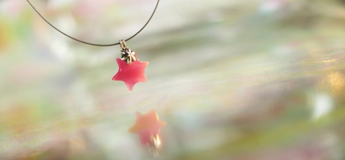 ラフォルム ガラスジュエリー ガラスアクセサリー Cute Hexagram 小さく可愛らしいピンクの六芒星ペンダントです♪ステンレス製ワイヤー仕様で、ジョイント部分はSilver925製のチャーム付きです。