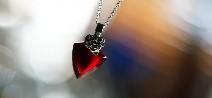 ラフォルム ガラスジュエリー ガラスアクセサリー Attractive silver rose emblem 上品な大人の色合い「チェリーレッド」の単色が美しいエンブレムタイプペンダント『Attractive emblem』をベースに、Silver…