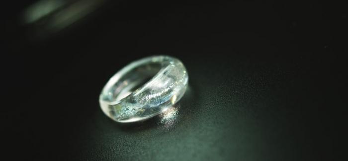 ラフォルム ガラスジュエリー ガラスアクセサリー Screwed brilliance クリーベースのノーマルリングのフォルム内に、優しく輝くラメを螺旋状にリング全体に施した大変素敵なリングです。