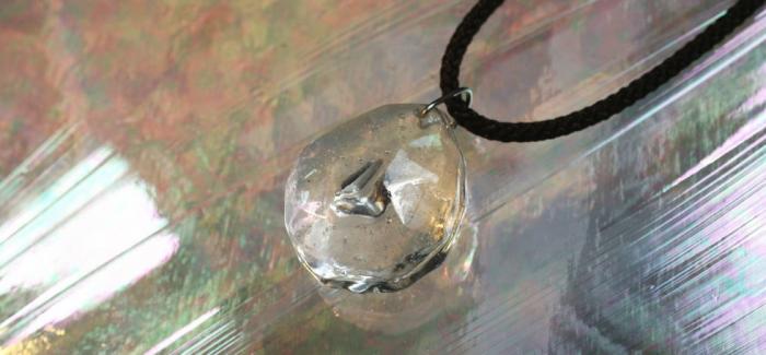 ラフォルム ガラスジュエリー ガラスアクセサリー Two treasures in the Ice アイスロック加工した封入ペンダントトップです。クリアーをベースに、全体をランダムカットを施しアイスロック調にしています。表裏共にふっくらした立体的な…