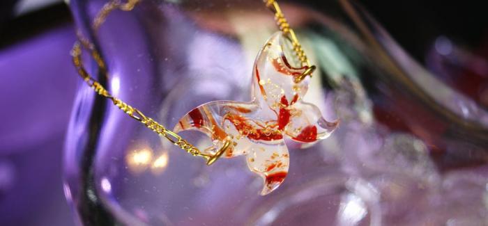 ラフォルム ガラスジュエリー ガラスアクセサリー Fascinating butterfly ～ 華麗  ～ 素敵な蝶のフォルムのアンクレットです。クリアーをベー^スにホワイト、レッドのマーブルデザインに致しました。また内部には金の箔を散らしました…