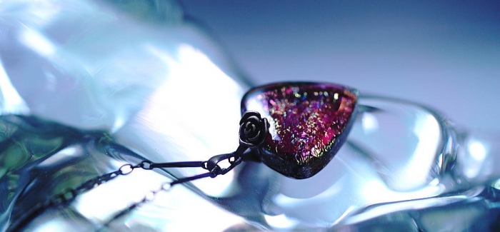 ラフォルム ガラスジュエリー ガラスアクセサリー Guitar pick emblem ギターピックのようなエンブレムタイプペンダント。上品な大人の色合い「チェリーレッド」の単色が美しく印象的な逸品です。内部に施したレインボーラメが多彩な表情を魅せ…
