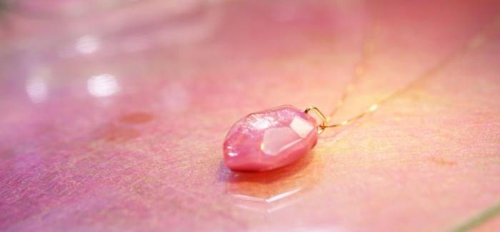 ラフォルム ガラスジュエリー ガラスアクセサリー Happiness Petal ～ Jewel reflection ～ 「Happiness Petal 」をベースに、表面のアイスロックカットをよりはっきりさせたフォルムです。内部には、美しく輝…
