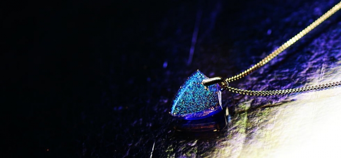 ラフォルム ガラスジュエリー ガラスアクセサリー Dichroic blue emblem とっても可愛らしく小振りで、表裏はフラットでスタイリッシュなエンブレムタイプのペンダントです。
ベースは、魅力的なコバルトブルー、内部は、ゴールドやパープ…