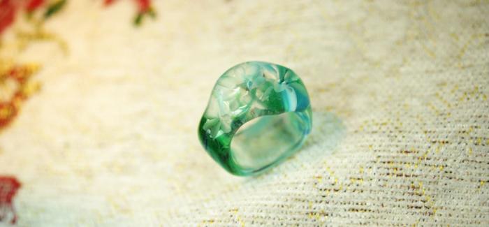 ラフォルム ガラスジュエリー ガラスアクセサリー Medow wind ～ 草原の風 ～ 草原の花や植物を表現した爽やかな自然をイメージした不定形の個性的なリングです。とても存在感があります。トップ部分には花の彫刻も施しています。現在の号数は12号…