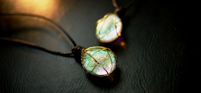 ラフォルム ガラスジュエリー ガラスアクセサリー Memories of grain ～ Braided drop ～ 表裏に膨らみのあるフォルムに仕上げたドロップタイプのルースを、金色に輝く真鍮コードを二種類使用し包み込むように編みこんだワイヤー…