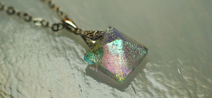ラフォルム ガラスジュエリー ガラスアクセサリー Pyramid Jewel 煌く透明なピラミッド(正四角錐)ペンダント。内部のダイクロ偏光ガラスの煌きは、見る角度や光の当たり方の変化で美しく変化します。ぜひお手にとってお楽しみいただきたい作品です。