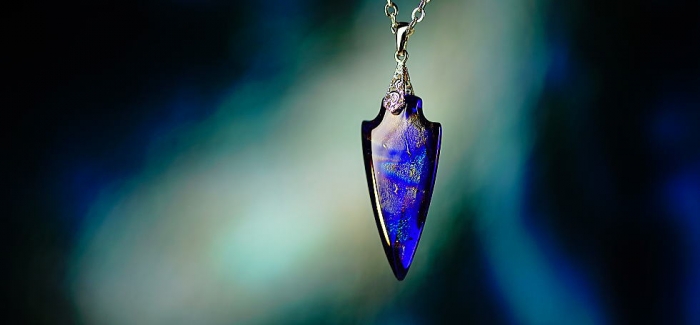 ラフォルム ガラスジュエリー ガラスアクセサリー Arrowhead emblem 高貴な美しいコバルトブルー(ロイヤルブルー)に、美しいレインボーラメが神秘的に煌く、世界にひとつのエンブレムタイプペンダントに仕上がりました。細身でシャープな印象で…