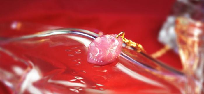 ラフォルム ガラスジュエリー ガラスアクセサリー Happiness Petal ～ 永遠の微笑 ～ 一枚の花びらをモチーフにしています。ベースは桜のような優しいピンクと強度の面から透明色の紅色のようなピンクも使用しています。内部には優しく輝くゴー…