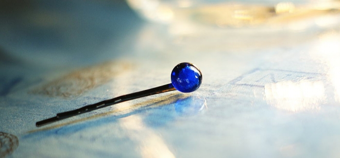ラフォルム ガラスジュエリー ガラスアクセサリー Hair pin ～ 真実の青 ～ 小さくて可愛い青いトップ付きのヘアピンです。色々なシーンでお使いいただけそう♪暗闇でも神秘的な蓄光の光をお楽しみいただけます。