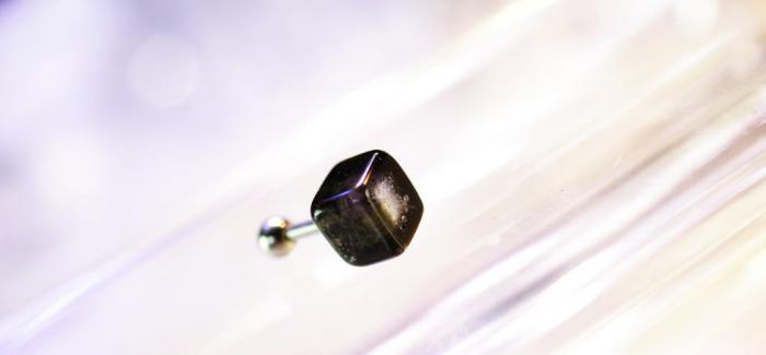 ラフォルム ガラスジュエリー ガラスアクセサリー Universe of life ～ 命の宇宙・ピアス ～ クリアーを中心に、グレー色で周りを四角に囲んでします。内部は、小さな思い出の大切なものを封入可能です。クリアー部分から封入のものを確認でき…