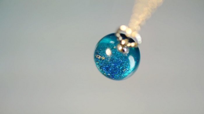 ラフォルム ガラスジュエリー ガラスアクセサリー Refreshing aqua planetⅡ 明るいブルー系数種類と、美しい煌きをマーブル模様で再現した透明感のある美しい球体ペンダントです。見る角度や光の当たり方で内部の様々な表情をお楽しみいた…