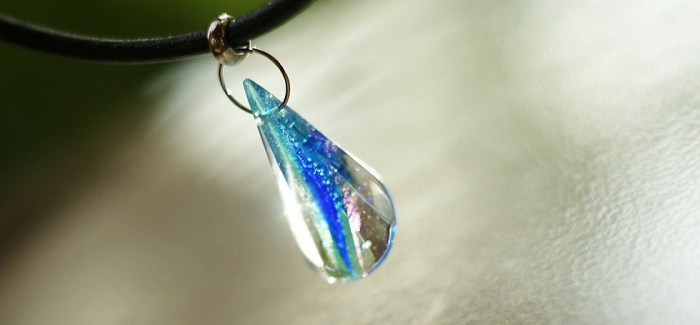 ラフォルム ガラスジュエリー ガラスアクセサリー SHARP and ROUND QUARTZ 空に向かって伸び行く先には、すばらしい夢が輝いています。そんなイメージを小さなガラスの世界に表現してみました。
片面は多面体風の円錐形に、また片面は抉…