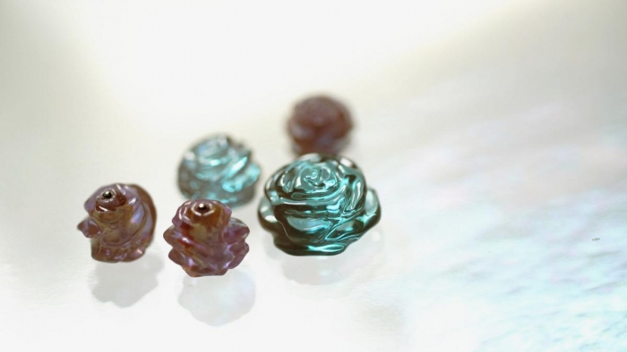 ラフォルム ガラスジュエリー ガラスアクセサリー Saphiret Rose 現代には失わてしまった製法で、チェコのヤブロネッツ地方で作られていたチェコガラス。「サフィレット」と呼ばれるそのガラスは、ラベンダーがかった淡いピンク色から、見る角度や光…