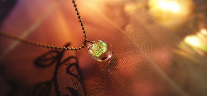 ラフォルム ガラスジュエリー ガラスアクセサリー Cat's eye ふっくら可愛らしいドロップタイプです。クリアーの内部には、猫の瞳をイメージした魅惑的なダイクロ偏光ガラスを施しています。透過時、反射時にはゴールド、グリーン、ブルー、ピンクなどの…