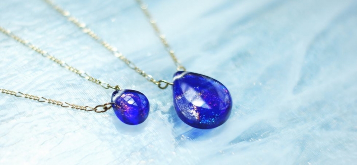 ラフォルム ガラスジュエリー ガラスアクセサリー Blue fairy ～ Large & Small ～ コバルトブルーの色合いの素敵なドロップタイプのペンダントを、サイズ違いでお作りしました。表面内部には大変美しいレインボーラメを施しました。太…