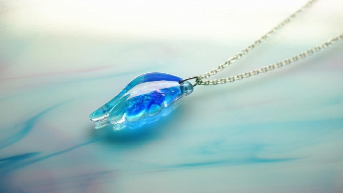 ラフォルム ガラスジュエリー ガラスアクセサリー Blue sky wing ～ 煌く空へ ～ 淡いブルー系を大胆なマーブル模様にし、ダイクロガラスや蓄光加工を施した片羽根タイプのペンダント。暗闇でご覧いただくと美しい蓄光の輝きをご覧いただけます。