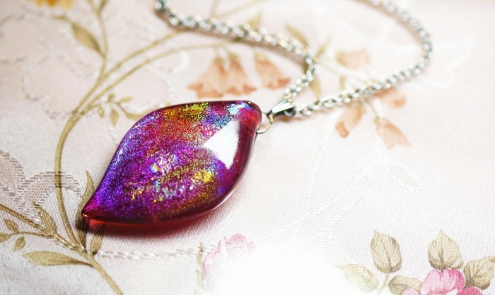 ラフォルム ガラスジュエリー ガラスアクセサリー Ruby leaf ルビー系の色味が美しい、立体的な葉をイメージしたフォルムが印象的なメモリアルペンダント。「思い出の大切なもの」を封入してまいりました。美しいダイクロガラスのテクスチャーのある煌き…