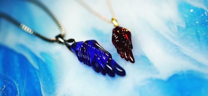 ラフォルム ガラスジュエリー ガラスアクセサリー Raptor's wing ～ 最愛 ～ 猛禽類の羽のフォルムを、青と赤の2種類の色味とサイズで再現した世界に一組のオリジナルペアペンダントが完成いたしました。女性用の赤は小ぶりで繊細な仕上がりでK…