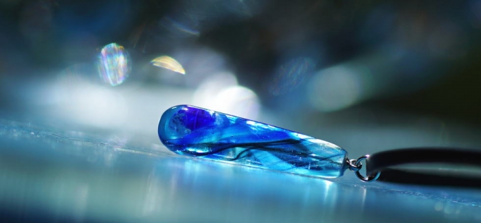 ラフォルム ガラスジュエリー ガラスアクセサリー 蒼のメモリー ～ 空色の夢 ～ シンプルな細身のしずくタイプペンダントです。内部には螺旋状の神秘的なマーブル加工を施しました。透明感のある爽やかなイメージをお楽しみください。