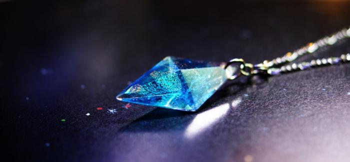 ラフォルム ガラスジュエリー ガラスアクセサリー Dreamblue ～ fabrics  ～ 表裏共にピラミッド形にした八面体のフォルムです。内部は美しいターコイズブルーの色合いと、ガラスの王様と呼ばれているダイクロ偏光ガラスを何種類か使用してマ…
