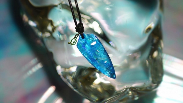 ラフォルム ガラスジュエリー ガラスアクセサリー Ice marine jewel 『ICE FANG ～ 氷の妖精 ～』とほぼ同じ色味や仕様、形状は『Marine gold rush』にてお作りいたしました。表面にアイスロック加工を施し、内部には…