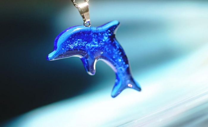 ラフォルム ガラスジュエリー ガラスアクセサリー Lovely Dolphin 可愛らしいスタイリッシュなイルカのフォルム。透明感のある深いコバルトブルーの色味。その内部に「思い出の大切なもの」を封入してお作りした、世界にひとつのオリジナルメモリア…