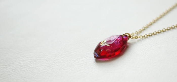 ラフォルム ガラスジュエリー ガラスアクセサリー 愛の言葉 ～ 煌花  ～ チャーミングなピンク系の濃淡を使用した美しいペンダントです。内部には、ガラスの王様と呼ばれているダイクロ偏光ガラスを何種類か使用しています。光が反射しますと大変美しく輝きま…