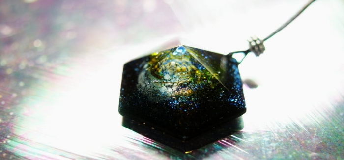 ラフォルム ガラスジュエリー ガラスアクセサリー Six sided pyramid Galaxy 地球を一歩飛び出せば、そこは暗い神秘の世界が広がっています。果てしない宇宙のどこかには、銀河系と同じような姿がたくさんあるのでしょう。そんな宇宙を思…