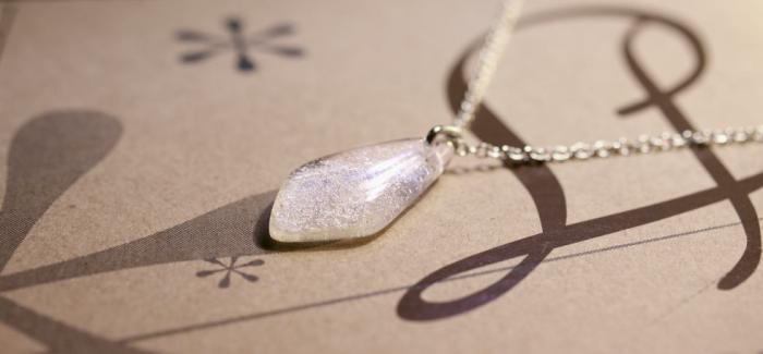 ラフォルム ガラスジュエリー ガラスアクセサリー Summer snow diamond 純銀パウダーをちりばめたシンプルなダイヤ型の柔らかな優しいフォルムです。細かな雪がガラス内部に降り積もっているイメージの涼しげな作品です。