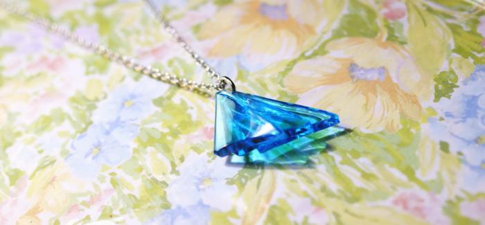 ラフォルム ガラスジュエリー ガラスアクセサリー Blue triangle 青い三角形を3つ重ねたモダンなネックレスです。ガラス本来の透明感と硬さを表現しました。
