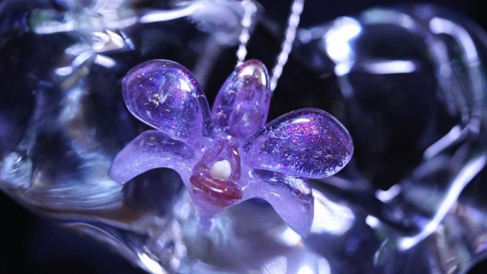 ラフォルム ガラスジュエリー ガラスアクセサリー Glass Orchid ～ 魅惑の花 ～ オーキッド(蘭)の「デンファレ系」(デンドロビウム・ファレノプシス)属をモチーフにしたペンダントとブローチの2Wayタイプのオリジナル作品が完成いたしまし…