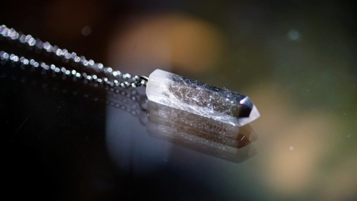 ラフォルム ガラスジュエリー ガラスアクセサリー Natural quartz amulet 天然水晶の印象的なペンダント。文字彫刻に金色の着色を行って仕上げております。長めのチェーンをお付けしておりますのでぜひ末永くご愛用いただければ幸いです。