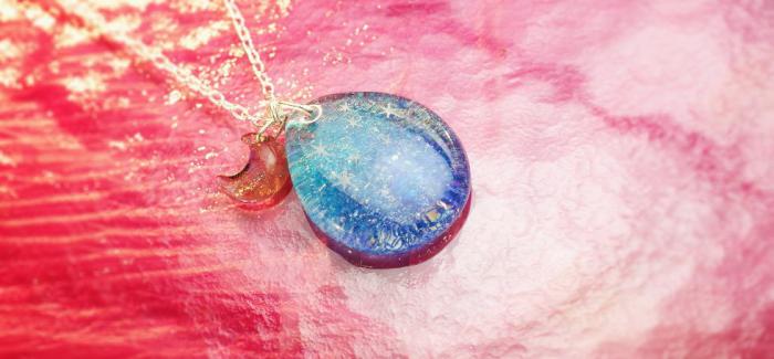 ラフォルム ガラスジュエリー ガラスアクセサリー Spangled night ドロップ型本体に、小さな三日月形ガラスチャームをとりつけた、とても夢の有る素敵なオリジナルネックレスです。ドロップタイプは、ブルー系のグラデーション加工を致しました。表…