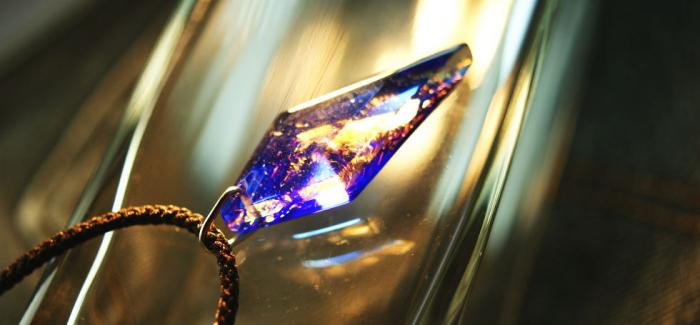 ラフォルム ガラスジュエリー ガラスアクセサリー Blue galaxy ～ 真夏の星屑 ～ ベースにはコバルトブルーを使用しました。斜め方向からご覧いただきますと、ラメが重なり合い様々な色合いの輝きをご覧いただけます。太陽の光には一層美しく輝きま…