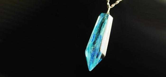 ラフォルム ガラスジュエリー ガラスアクセサリー An icicle Crystal 時をこえて、あなたはかけがえのない水のCrystal。愛しい氷柱の天使。凛として・・今。

六角柱をベースにしたフォルムです。上方は徐々に細く、下方は六角垂の…