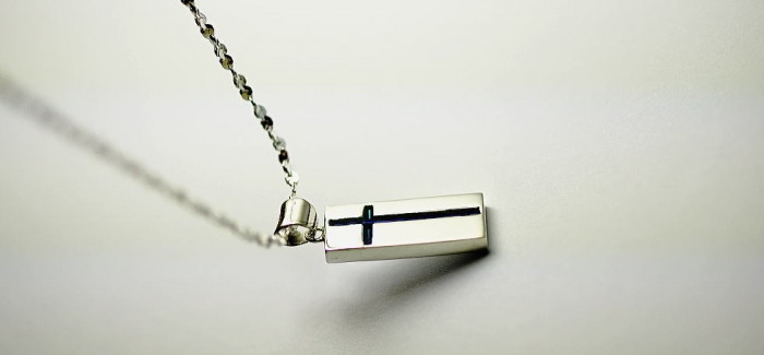 ラフォルム ガラスジュエリー ガラスアクセサリー The Lord's Prayer シンプルで小ぶりのプレートタイプペンダント。Silver925素材のオリジナルプレートトップに、クロス状にブルーの色合いと細身のダイクロ偏光ガラスの煌きを施してお…
