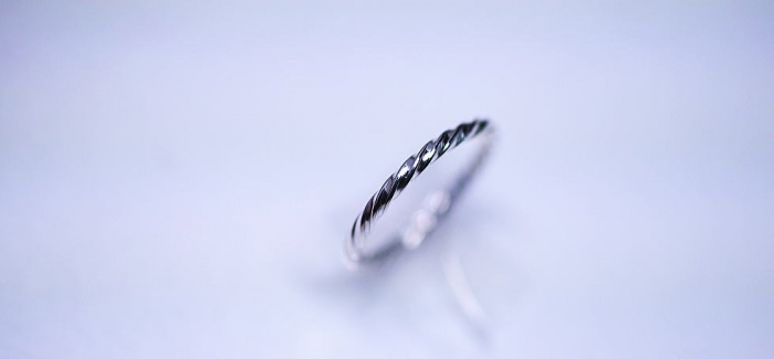 ラフォルム ガラスジュエリー ガラスアクセサリー TWIST RING 大切なお形見の石付きのリングをリメイクさせていただいた、世界にひとつのオリジナルデザインリングが完成いたしました。素材の関係で、1点はSilver925素材にて新たに石付きのリ…