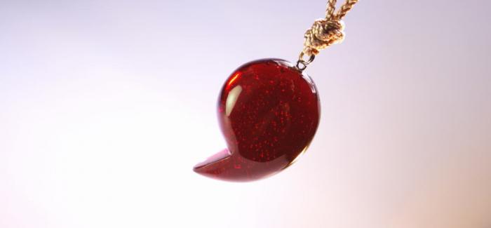 ラフォルム ガラスジュエリー ガラスアクセサリー Winered of Spirit 赤ワインのような魅力的な色合いをベースにした、オリジナリティー溢れる、存在感があり美しく情熱的な勾玉風ペンダントです。